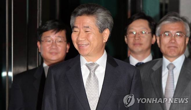 지난 2009년 5월 1일 새벽 노무현 전 대통령이 검찰에 소환조사를 받고 난 뒤 서울 서초구 대검찰청을 나서는 모습. 사진=연합뉴스