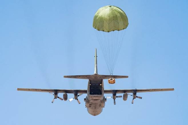 공군이 2월 26일부터 17일까지 UAE 아부다비의 알 다프라(Al Dhafra) 기지에서 UAE 공군사령부가 주관하는 다국적 연합훈련 '23년 데저트 플래그(Desert Flag) 훈련'에 참여한 가운데, 한국 C-130 수송기가 작전지역에 화물을 투하하고 있다. 사진=공군 제공