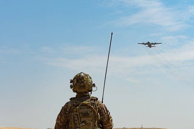 화물 투하지역에서 우리 공군의 공정통제사 요원이 韓 C-130 수송기를 관제하고 있다. 공군은 2월 26일부터 3월 17일까지 UAE 아부다비의 알 다프라(Al Dhafra) 기지에서 UAE 공군사령부가 주관하는 다국적 연합훈련인 ’23년 데저트 플래그(Desert Flag) 훈련에 참가했다. 사진=공군 제공