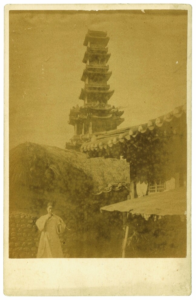 한국 사진사의 비조로 꼽히는 황철이 1880년대 찍은 서울 원각사터 10층 석탑의 사진. 뮤지엄한미 제공