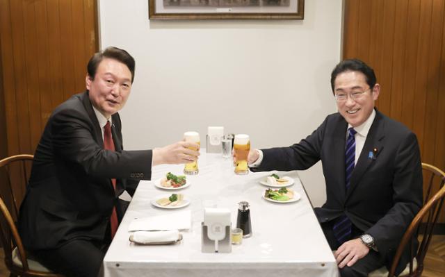 윤석열 대통령과 기시다 후미오 일본 총리가 16일 친교 만찬을 마치고 도쿄 한 식당으로 자리를 옮겨 맥주로 건배하고 있다. 도쿄=서재훈 기자