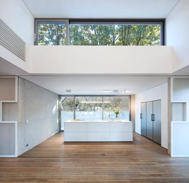 높은 층고와 과감한 창으로 개방감을 극대화한 새 집의 내부. 김용관 건축사진작가 제공