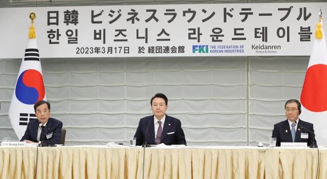 김병준(왼쪽) 전국경제인연합회 회장 직무대행이 17일 일본 도쿄 게이단렌 회관에서 열린 한일 비즈니스 라운드 테이블에서 개회사를 하고 있다. 도쿄=뉴시스