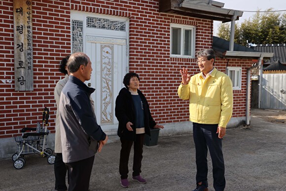 김순호 구례군수(오른쪽)가 마을 경로당을 찾아 주민들과 소통하고 있다 [사진=구례군]