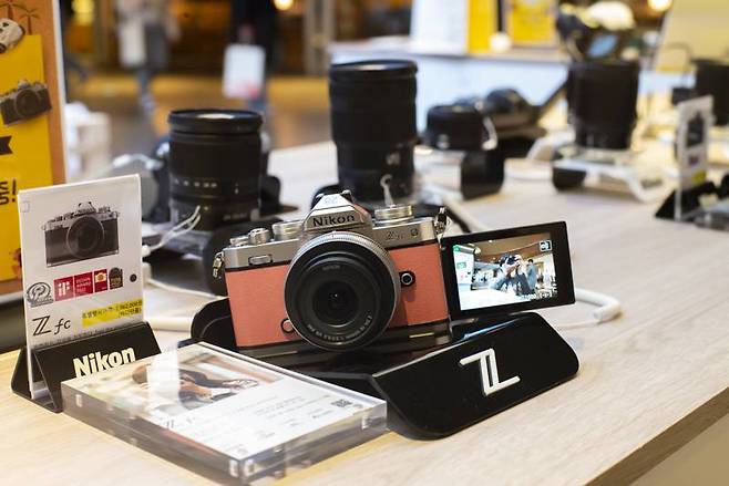 니콘의 소형 미러리스 카메라 Z fc가 전시돼있다. 초보자용 제품은 다뤄보는 것만으로도 알아갈 정보가 많다. 출처=IT동아