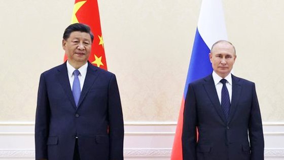 블라디미르 푸틴 러시아 대통령과 시진핑 중국 국가주석이 지난해 9월 15일(현지시간) 우즈베키스탄 사마르칸트에서 열린 상하이 협력기구(SCO) 정상회의서 사진을 촬영하고 있다. AFP