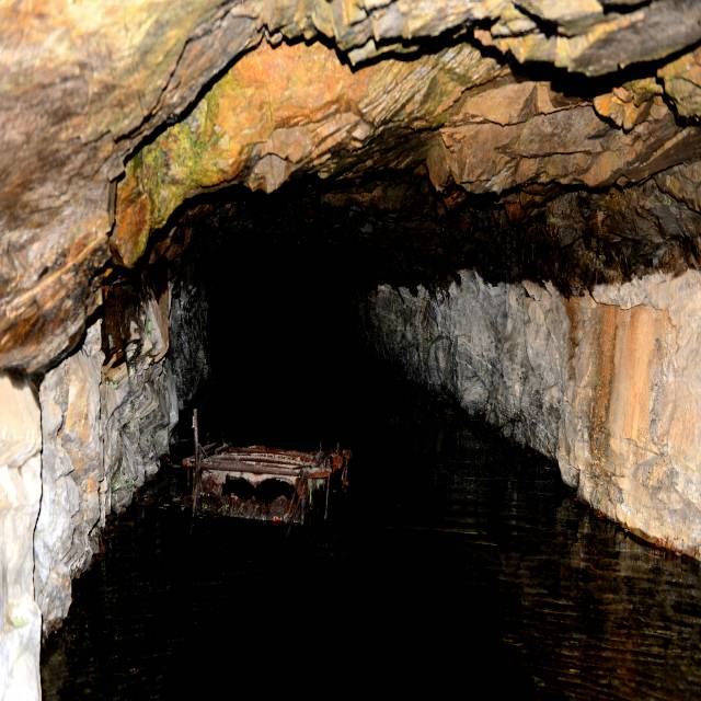 ▲ 일제가 철광석을 채광하기 위해 뚫은 철굴 모습.