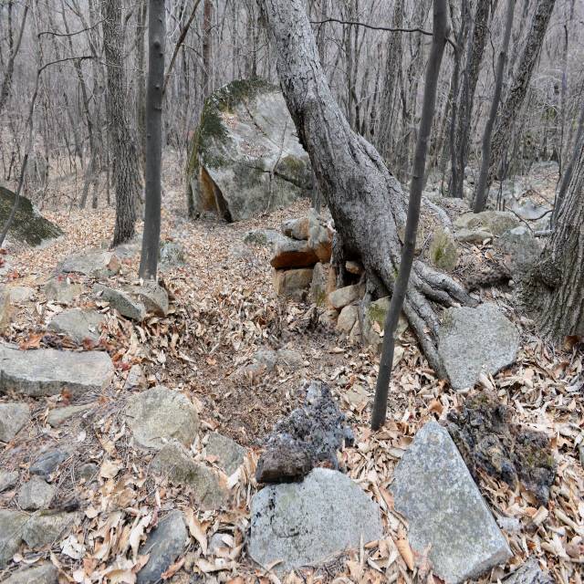 ▲ 동해시 삼화동 백두대간에 있는 쇠부리터 흔적.