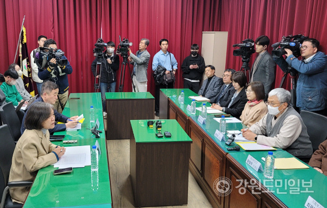 ▲ 국회 ‘정순신 검사특권 진상조사단’이 17일 민족사관고등학교를 방문, 교육당국을 상대로 질의하고 있다.