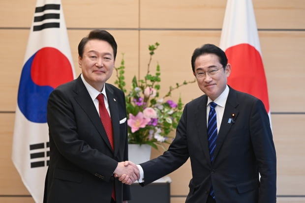 윤석열 대통령이 기시다 후미오 일본 총리와 한일 정상 소인수회담에서 기념촬영을 하며 악수하고 있다. 사진=연합뉴스