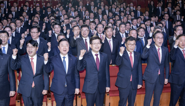 17일 남구 부산은행 본점에서 열린 ‘제4대 BNK금융그룹 회장 취임식’에서 빈대인 신임 회장을 비롯한 계열사 임직원이 기념촬영을 위해 포즈를 취하고 있다. 이원준 기자windstorm@kookje.co.kr