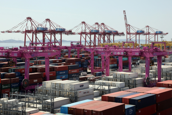 Containers stacked at the port of Incheon on March 13 [NEWS1]