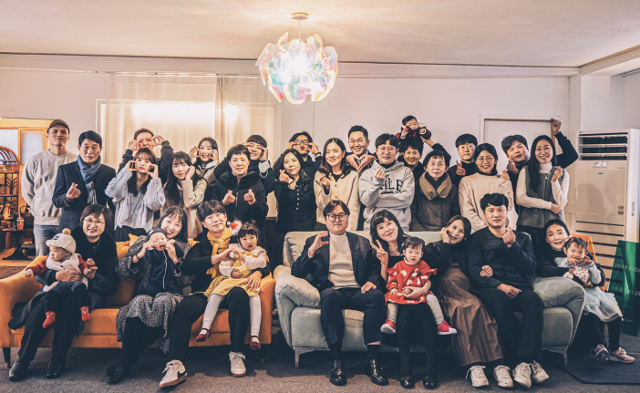 지난해 12월 성탄절을 맞아 서울 영등포구 교회에서 단체 사진 촬영에 응한 성도들. 우.리.가.본.교회 제공