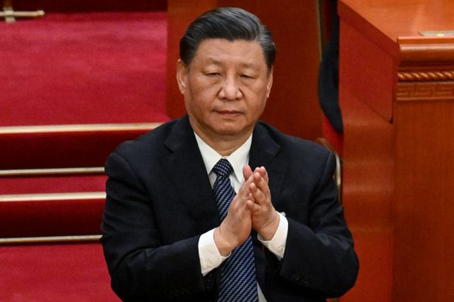 시진핑 중국 국가주석이 지난 12일 베이징 인민대회당에서 열린 전국인민대표대회(전인대) 전체회의에 참석해 박수를 치고 있다. 이날 회의에서 리창 신임 총리가 이끄는 새 내각 지도부 인선이 이뤄졌다. AFP연합뉴스