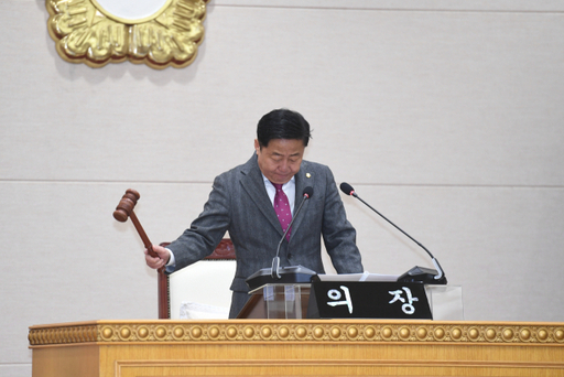 양주시의회 윤창철 의장이 17일 열린 제353회 임시회 2차 본회의에서 대표발의한 홍복저수지 상수원보호구역 지정 해제 촉구 건의안을 처리하고 있다./양주시의회 제공