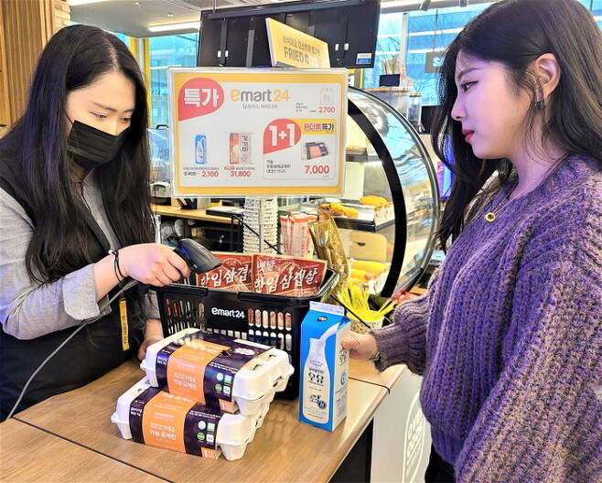 서울 성동구에 위치한 이마트24 매장에서 한 소비자가 초특가 행사 상품을 구매하고 있다. [사진 제공 = 이마트24]