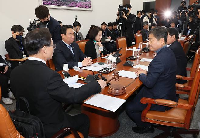 17일 오전 국회에서 열린 정치개혁특별위원회 정치관계법개선소위원회에서 조해진 소위원장이 의사봉을 두드리고 있다. <연합뉴스>