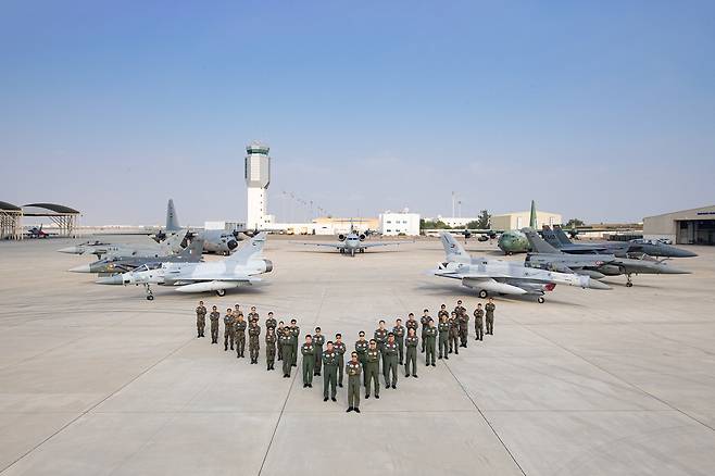 다국적 연합훈련 '2023 데저트 플래그' 훈련에 참가한 한국 공군 장병들이 16일(현지시간) 아랍에미리트(UAE) 아부다비 알다프라 기지에서 각국 항공기들과 함께 도열해 있다. 이 훈련은 17일까지 열렸다.  【사진 제공=공군】