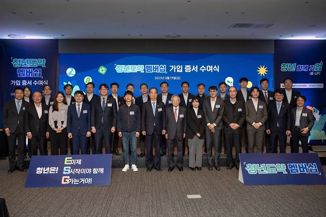 한덕수 국무총리(왼쪽에서 7번째), 권기섭 고용노동부 차관 (왼쪽에서 5번째), 홍은택 카카오 대표이사 (오른쪽에서 5번째) 등은 17일 경기도 성남시 카카오 판교 아지트에서 열린  '청년친화형 기업ESG 지원사업' 선정 행사에 참여해 기념촬영 하고 있다. /사진=카카오