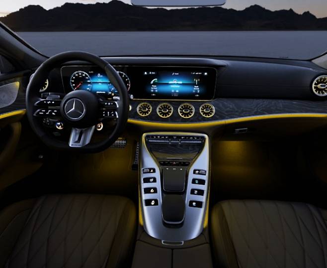 더 뉴 메르세데스-AMG GT 43 4MATIC+ 다이내믹 골든 데이라이트 인테리어 /사진제공=메르세데스벤츠코리아
