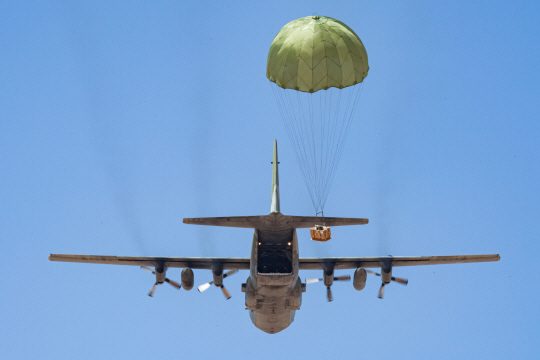 지난 달 26일부터 17일까지 UAE 아부다비의 알 다프라 기지에서 열린 다국적 연합훈련 ‘23년 데저트 플래그(Desert Flag) 훈련’에 참가한 한국 C-130 수송기가 작전지역에 화물을 투하하는 모습.  공군 제공.