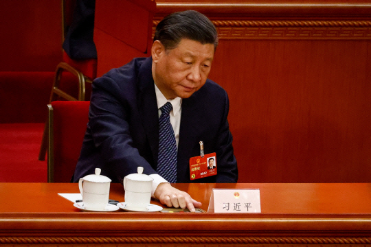 지난 12일 중국 베이징 인민대회당에서 열린 전국인민대표회의에서 시진핑 중국 국가 주석이 찻잔을 앞에 둔채 생각에 잠겨있다. EPA연합뉴스