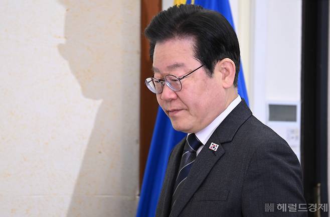 이재명 더불어민주당 대표가 17일 서울 영등포구 여의도 국회에서 열린 더불어민주당 최고위원회의에 참석하고 있다. 임세준 기자