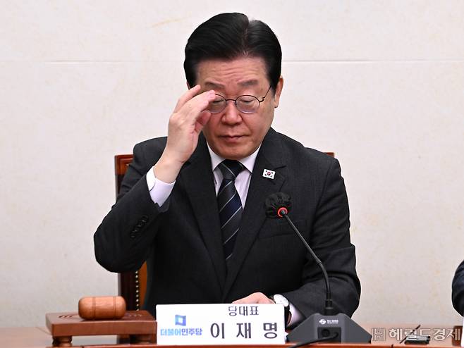 이재명 더불어민주당 대표가 17일 서울 영등포구 여의도 국회에서 열린 더불어민주당 최고위원회의에 참석해 안경을 매만지고 있다. 임세준 기자