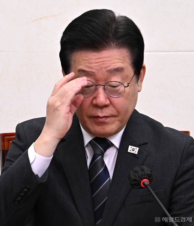 이재명 더불어민주당 대표가 17일 서울 영등포구 여의도 국회에서 열린 더불어민주당 최고위원회의에 참석해 안경을 매만지고 있다. 임세준 기자