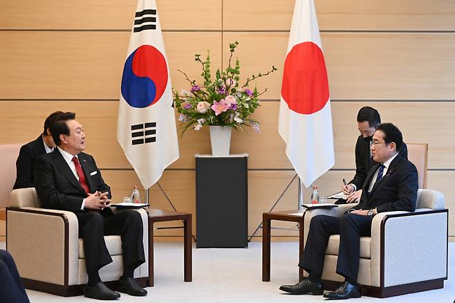 1박2일 일정으로 일본을 방문한 윤석열 대통령이 16일 오후 일본 도쿄 총리 관저에서 기시다 후미오 일본 총리와 한일 정상 소인수회담을 하고 있다. [연합]