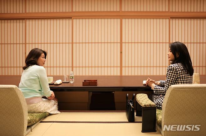 [도쿄=뉴시스] 전신 기자 = 윤석열 대통령 부인 김건희 여사가 지난 16일 도쿄 총리 공저에서 기시다 일본 총리 부인 기시다 유코 여사와 화과자와 말차를 마시며 담소를 나누고 있다. 2023.03.17. photo1006@newsis.com