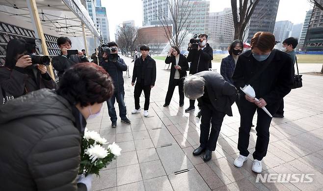 [서울=뉴시스] 김선웅 기자 = 일본 아카시 시(市) 불꽃축제 육교 압사사고 유족인 시모무라 세이지(下村 誠治) 씨와 미키 기요시(三木 淸) 씨가 17일 서울광장에 마련된 이태원 참사 합동분향소를 방문해 희생자들을 추모하고 있다. 2023.03.17. mangusta@newsis.com