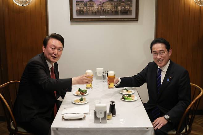 [도쿄=뉴시스] 전신 기자 = 윤석열 대통령과 기시다 후미오 일본 총리가 16일 친교 만찬을 마치고 도쿄 한 식당으로 자리를 옮겨 건배하고 있다. 2023.03.16. photo1006@newsis.com