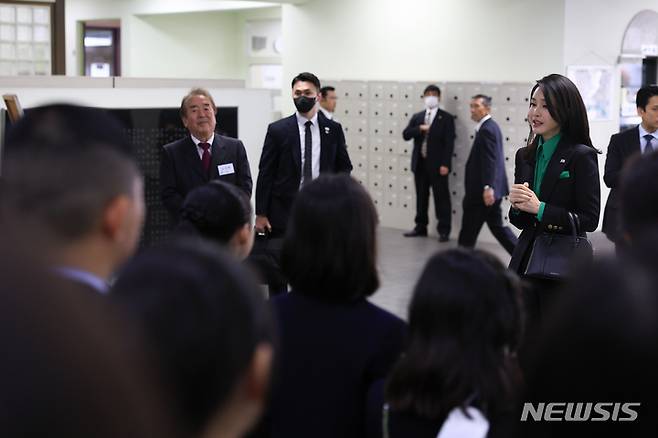 [도쿄=뉴시스] 전신 기자 = 윤석열 대통령 부인 김건희 여사가 17일 도쿄 동경한국학교를 방문해 학생들에게 격려말을 전하고 있다. 2023.03.17. photo1006@newsis.com