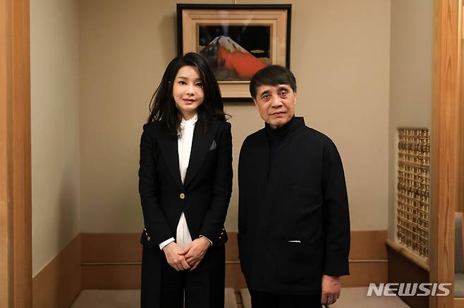 [도쿄=뉴시스] 전신 기자 = 윤석열 대통령 부인 김건희 여사가 17일 도쿄 한 식당에서 건축가 안도 다다오와 기념촬영하고 있다. 2023.03.17. photo1006@newsis.com