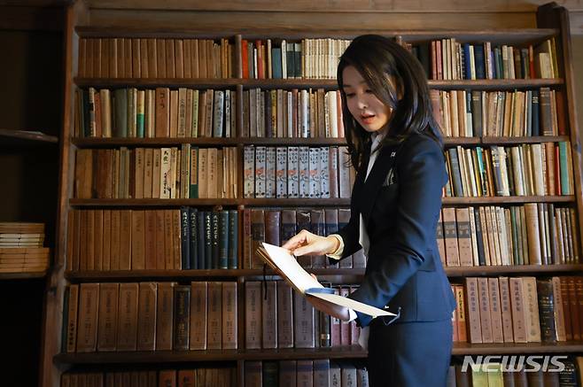 [도쿄=뉴시스] 전신 기자 = 윤석열 대통령 부인 김건희 여사가 17일 도쿄 민예관을 방문해 설립자인 야나기 무네요시의 거주 공간을 둘러보고 있다. 2023.03.17. photo1006@newsis.com