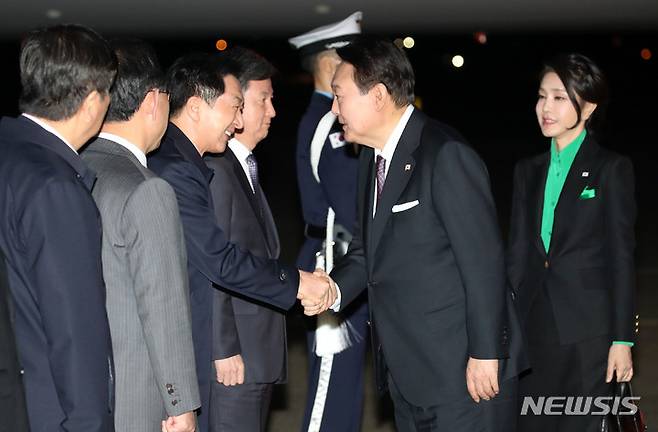 [성남=뉴시스] 전신 기자 = 1박2일간 일본 방문 일정을 마친 윤석열 대통령과 부인 김건희 여사가 17일 경기도 성남 서울공항에 도착해 김기현 국민의힘 대표와 악수하고 있다. 2023.03.17. photo1006@newsis.com