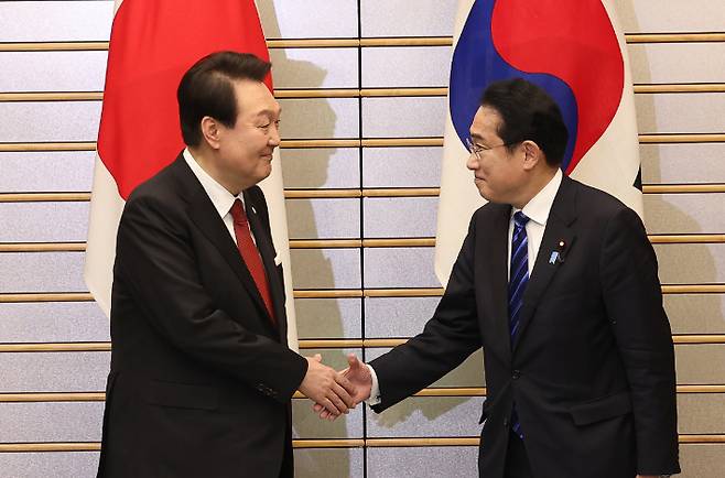 1박2일 일정으로 일본을 방문한 윤석열 대통령이 지난 16일 오후 일본 도쿄 총리 관저에서 기시다 후미오 일본 총리와 한일 확대정상회담에 앞서 악수하는 모습. 연합뉴스