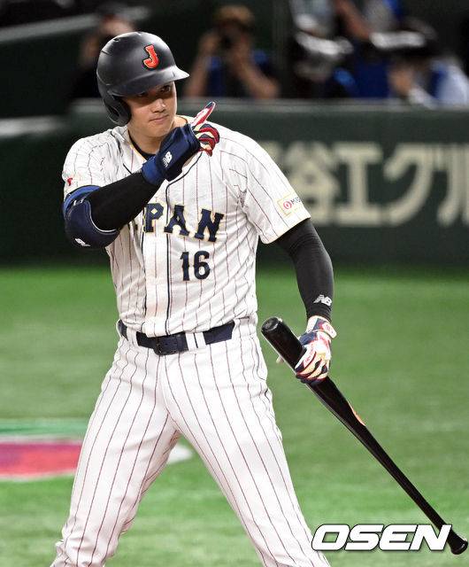 [OSEN=도쿄, 손용호 기자]일본 1회말 오타니가 타석에 들어서며 특유의 제스쳐를 취하고 있다.2023.03.11/spjj@osen.co.kr