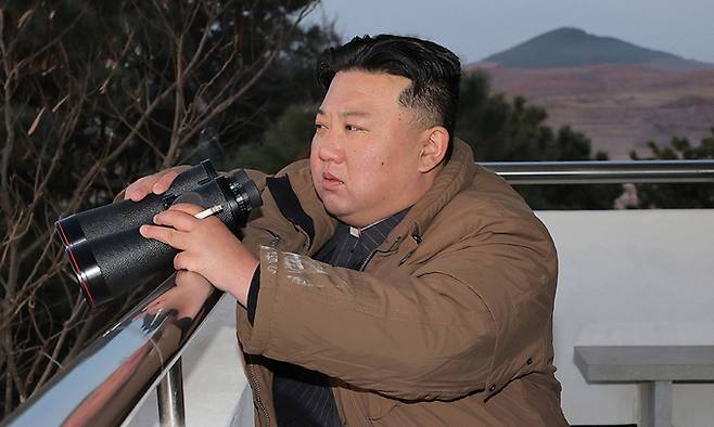 김정은 북한 국무위원장이 전날 대륙간탄도미사일(ICBM) '화성-17형' 발사훈련을 현지지도했다고 조선중앙통신이 17일 밝혔다. 조선중앙통신·연합뉴스