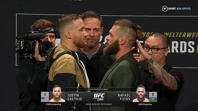 지난 16일(현지시간) UFC286 기자회견에서 맞대면한 저스틴 게이치(34·미국·왼쪽)와 라파엘 피지에프(30·아제르바이잔). UFC 캡처
