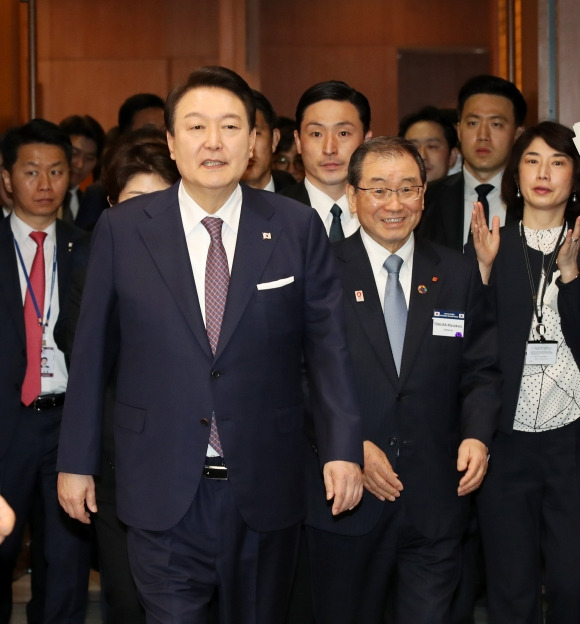 한일 비즈니스라운드 테이블 입장하는 윤석열 대통령 - 1박2일간의 일정으로 일본을 방문한 윤석열 대통령이 17일 도쿄 게이단렌(일본경제단체연합회) 회관에서 열린 한일 비즈니스라운드 테이블에서 도쿠라 마사카즈 게이단렌 회장과 함께 입장하고 있다.-연합뉴스