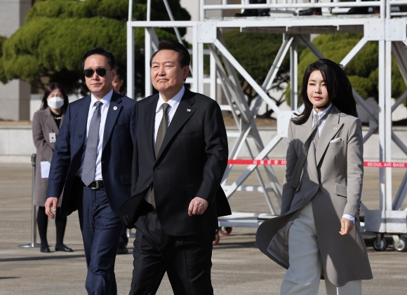 1박2일 일정으로 일본을 방문하는 윤석열 대통령과 김건희 여사가 16일 오전 성남 서울공항에 도착, 공군 1호기로 향하고 있다. 2023.3.16 연합뉴스