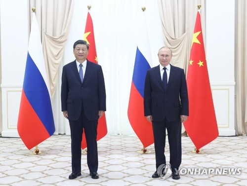 시진핑(왼쪽) 중국 국가주석이 지난해 9월 15일(현지 시간) 우즈베키스탄 사마르칸트에서 열린 상하이협력기구(SCO) 정상회의에 참석해 블라디미르 푸틴 러시아 대통령과 만나고 있다. 신화연합
