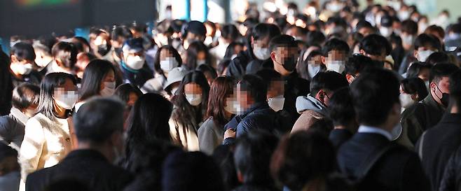 정부가 근로시간 개편안을 재검토하기로 했다. 사진은 지난 14일 서울 신도림역에 마스크를 쓴 시민들이 탑승장을 나서는 모습 ⓒ연합뉴스