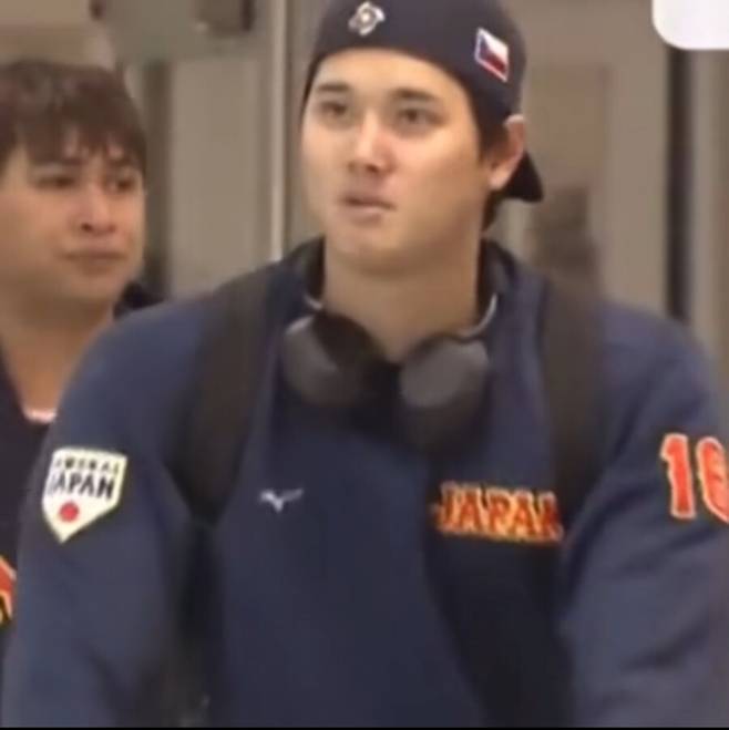 ▲ 체코 국기가 달린 모자를 쓰고 미국에 도착한 오타니 쇼헤이. ⓒ 체코 야구협회 인스타그램