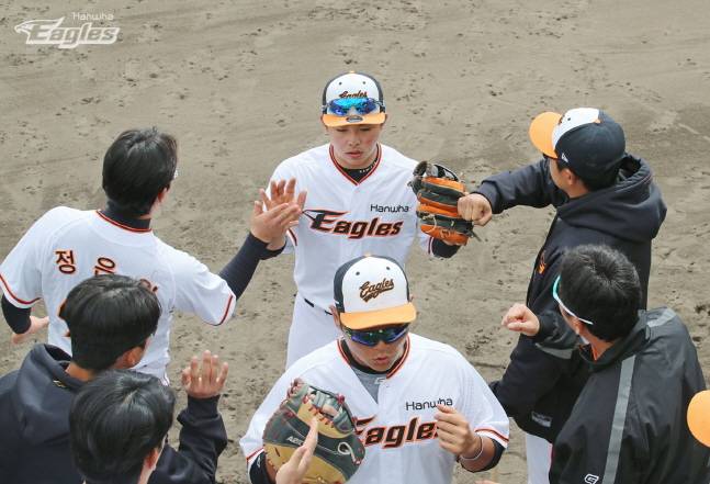 한화 신인 문현빈(가운데). /사진=한화 이글스