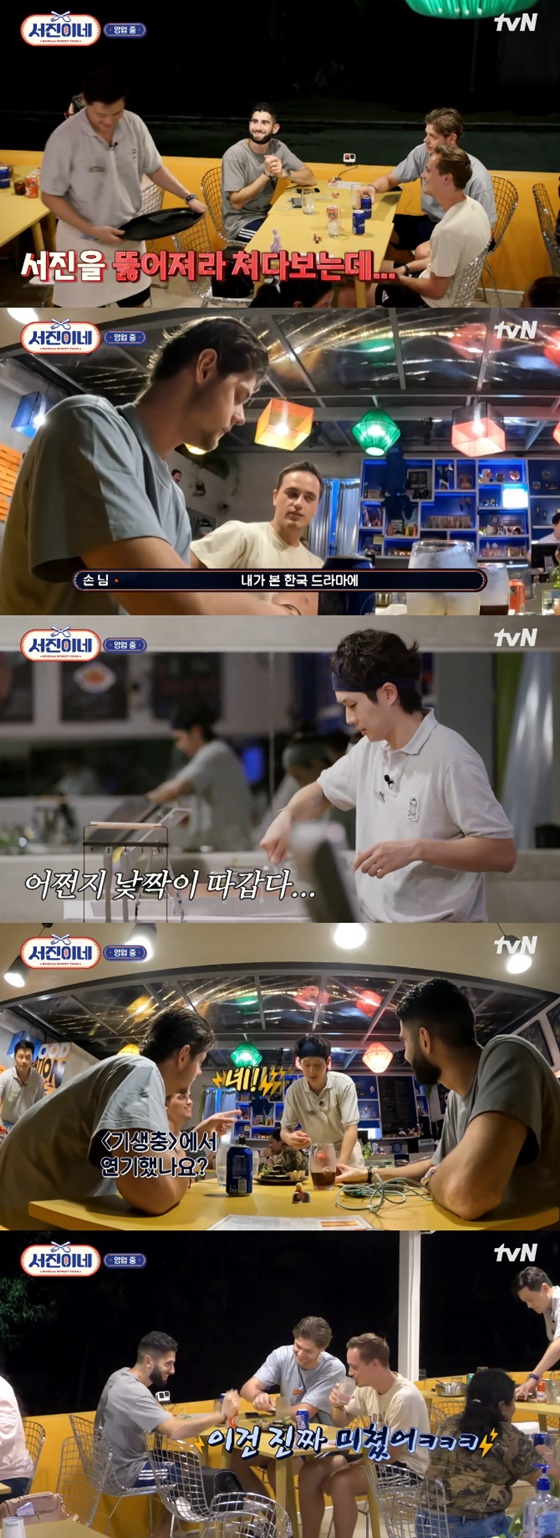 In the TVN entertainment program Seo-jin! Broadcasted on the 17th, members of the three-day tea ceremony in Mexico were drawn.An overseas guest who visited the snack bar looked carefully at the serving Lee Seo-jin, who expressed interest, saying, Ill see if that person appeared in the Korean drama I watched.Another guest looked at Choi Woo-shik and began to search for something, saying, But I think its him there. The guest who confirmed that Choi Woo-shik appeared in the movie Parasite said, Hes right!Its a guy from Parasites, he said.When Choi Woo-shik came to serve, the customer asked, Did you play in Parasite? Choi Woo-shik replied, Yes. The customer praised Choi Woo-shik, saying, It was a really good movie.When Choi Woo-shik, who was in praise, left the place, the guests admired, This is really crazy.