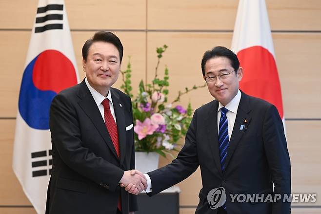 악수하는 한일 정상 [연합뉴스 자료사진] 1박2일 일정으로 일본을 방문한 윤석열 대통령이 지난 16일 오후 일본 도쿄 총리 관저에서 기시다 후미오 일본 총리와 한일 정상 소인수회담에 앞서 기념촬영을 하며 악수하고 있다.