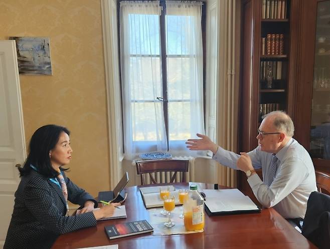 박정숙 위고 사무총장(왼쪽)과 브루노 랑뱅 IMD 스마트시티 인덱스 대표 [세계스마트시티기구 제공. 재판매 및 DB 금지]